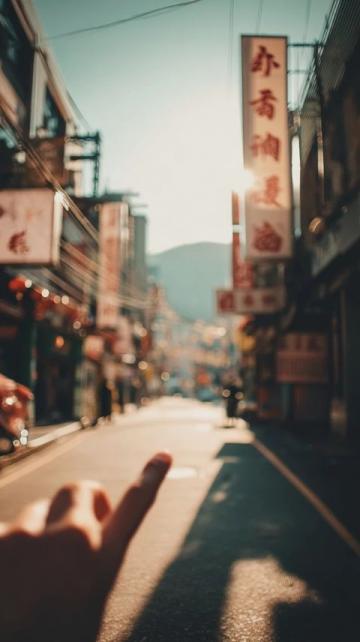 都市喧嚣中的人生反思：真诚面对每一刻的智慧与哲理
