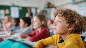 私立幼儿园教育效果引发热议：幼儿阶段是否应接触文化知识学习？
