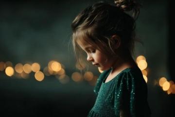 共度温馨除夕夜：我和卖火柴的小女孩的故事
