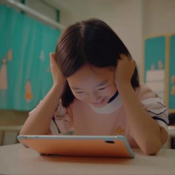 内蒙古女孩在浙江课堂深情朗诵家乡回忆作文