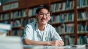 沪上高考启动,四大焦点揭晓:试题难度几何?作文主题何为?志愿填报指南,未来路在何方?