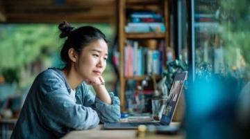 2025年高考语文作文:思辨与情怀的交融
