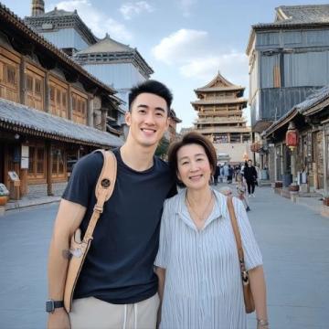 中国第一巨人鲍喜顺:儿子成长记与家庭故事温情分享