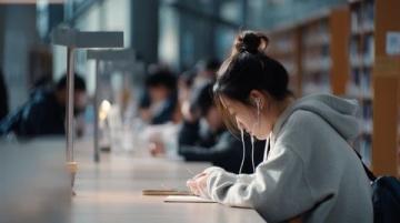 高考作文挑战升级：湖北学子思维之旅