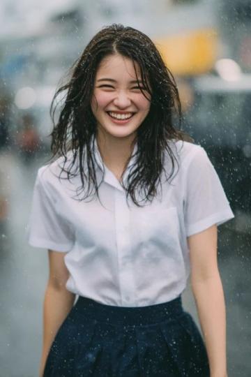 通过句子猜字谜:雨天穿什么衣服不会淋湿?