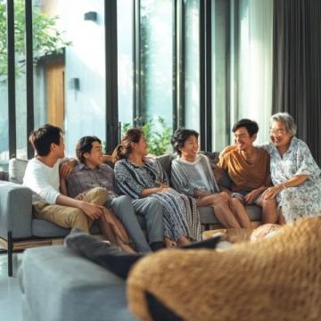 多句英文对话及翻译:家庭、新闻和旅行交流示例
