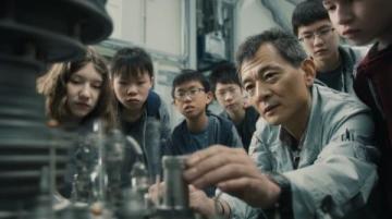 暖心瞬间：小学生帮助摔倒老人，传承中华美德作文