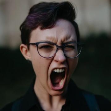 经常生气的危害及如何保持愉悦心情的建议