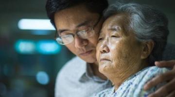 建筑工人大爷写我的母亲感动全网：平凡中的深情故事