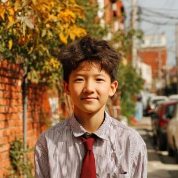 李华再次成为高考英语作文的主角，展现中国青少年对国家发展的关注和全球视野的理解。
