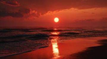 夕阳西下，天边被染成一片红色（窗外的夕阳作文）