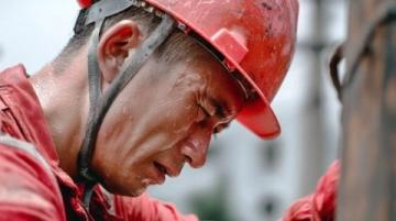 建筑工人大爷写我的母亲感动全网：平凡中的深情故事