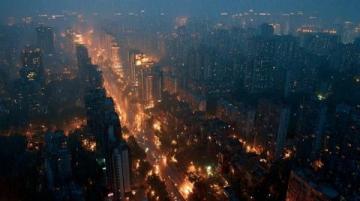 沉重的大雨像一件黑色的披肩般笼罩着城市