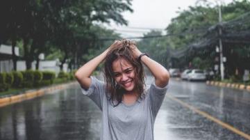 日语常用句型详解:下雨和等待的表达方式