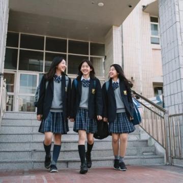 2025高考作文题:聚焦科技人文融合与探索,引发深度写作讨论