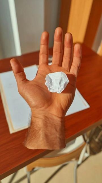 小时候,总觉得忘记带作业是天塌地陷的大事,那本揉皱的作文本,像一块沉重的石头