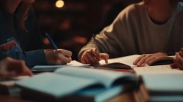 中学英语作文50篇背诵范文(续中学英语作文50篇背诵范文(带翻译))
