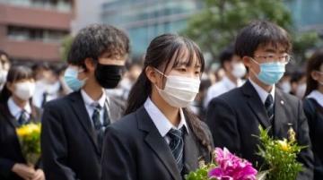 用deepseek来写2025年高考作文：情怀与智慧并重,使命之火照亮前行