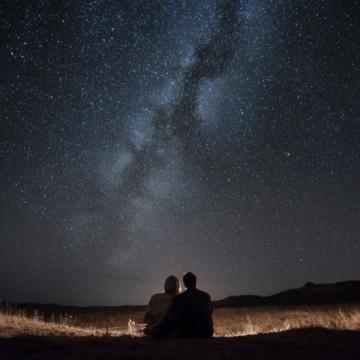 星空璀璨的诗意描写语句,感受宇宙的浪漫与神秘(7句)