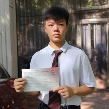 近日高考结束,广州考生喊话李华不要读大学了的趣事引爆全网,这位英语作文中的