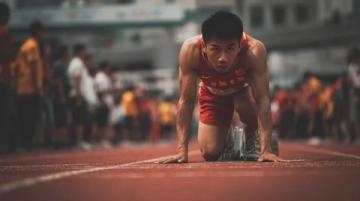 分享一句励志文案给正在努力的人:终点比你想象中更近