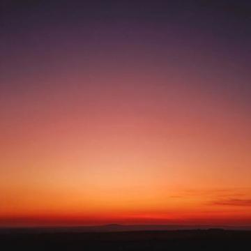 夕阳西下,天边被染成一片红色(窗外的夕阳作文)