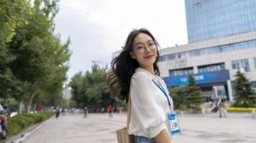2025年成都中考作文解析：自然、困境与行动的力量
