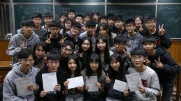 近日高考结束,广州考生喊话李华不要读大学了的趣事引爆全网,这位英语作文中的