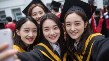 2025年全国高考语文作文命题趋势:多元化创新与价值引领