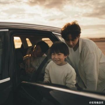 农民工笔下的母爱诗篇:一场街头挑战中的高考作文让全网泪目!