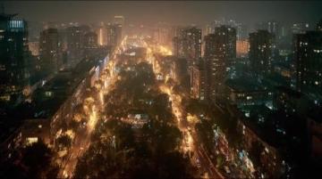 沉重的大雨像一件黑色的披肩般笼罩着城市