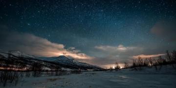 乌兰布统草原四季之美:绿海、秋色、星空与冬日风情