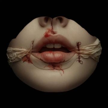 用DeepSeek创作：高考作文带伤的歌唱——苦难中的艺术光芒