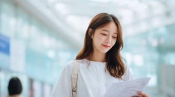 近日高考结束,广州考生喊话李华不要读大学了的趣事引爆全网,这位英语作文中的