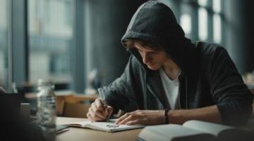 高考的英语作文很奇怪,内容分数占很高的总分比重,但事实上,应用文这一块