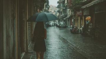 沉重的大雨像一件黑色的披肩般笼罩着城市