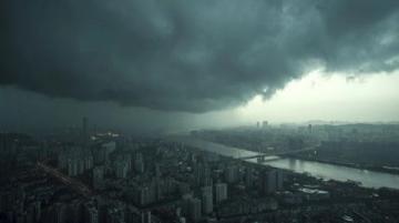 沉重的大雨像一件黑色的披肩般笼罩着城市