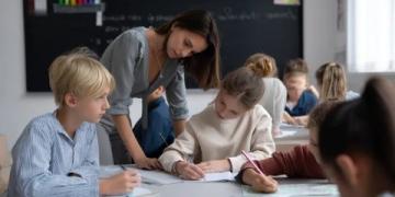 小学作文逆袭秘诀：特级教师教你用五感观察法和故事思维法提升写作能力