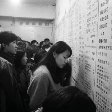 2025年高考首日:语文考试结束后作文题刷爆朋友圈