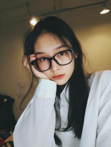 近日高考结束,广州考生喊话李华不要读大学了的趣事引爆全网,这位英语作文中的