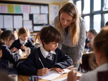 小学作文逆袭秘诀：特级教师教你用五感观察法和故事思维法提升写作能力
