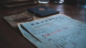 大爷街头即兴写高考作文我的母亲,文笔流畅走心,赢得路人掌声不断