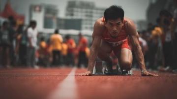 分享一句励志文案给正在努力的人:终点比你想象中更近