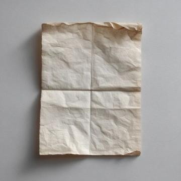 小时候,总觉得忘记带作业是天塌地陷的大事,那本揉皱的作文本,像一块沉重的石头
