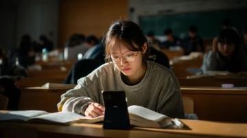 临近退休教授谈2023高考作文:从理科生到文字工作者的转变心得