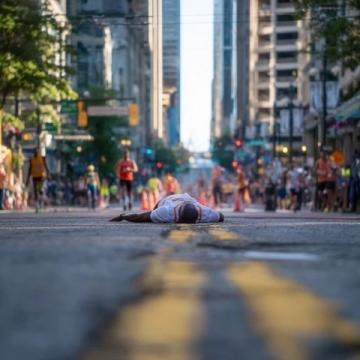 分享一句励志文案给正在努力的人:终点比你想象中更近