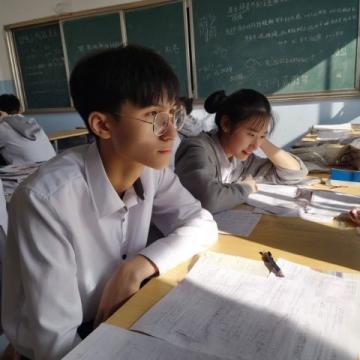 2025年宿迁中考作文题聚焦细胞：延续去年“我能行”的温情故事线