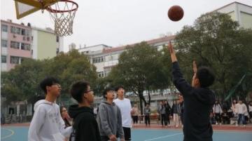 2025年成都中考作文解析：自然、困境与行动的力量