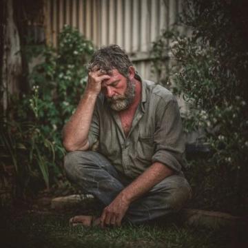 中年男人的不易：生活的重压与内心的挣扎