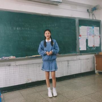 近日，一段杭州初三女生在课堂朗读作文的视频在网络走红，其真挚的情感与细腻的笔触